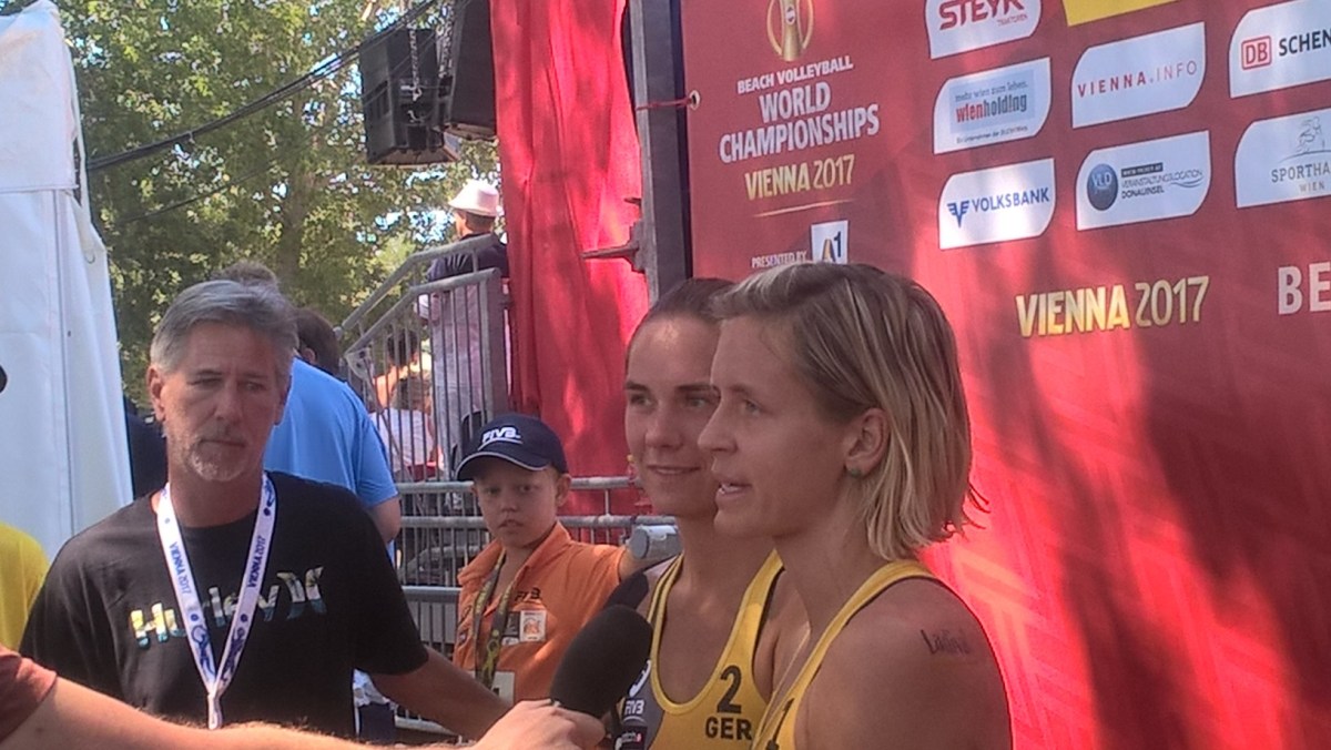 MM:n voittaneet Ludwig/Walkenhorst alkusarjan pelin jälkeen sivukentällä. Kuva: Juha SIlvanto.